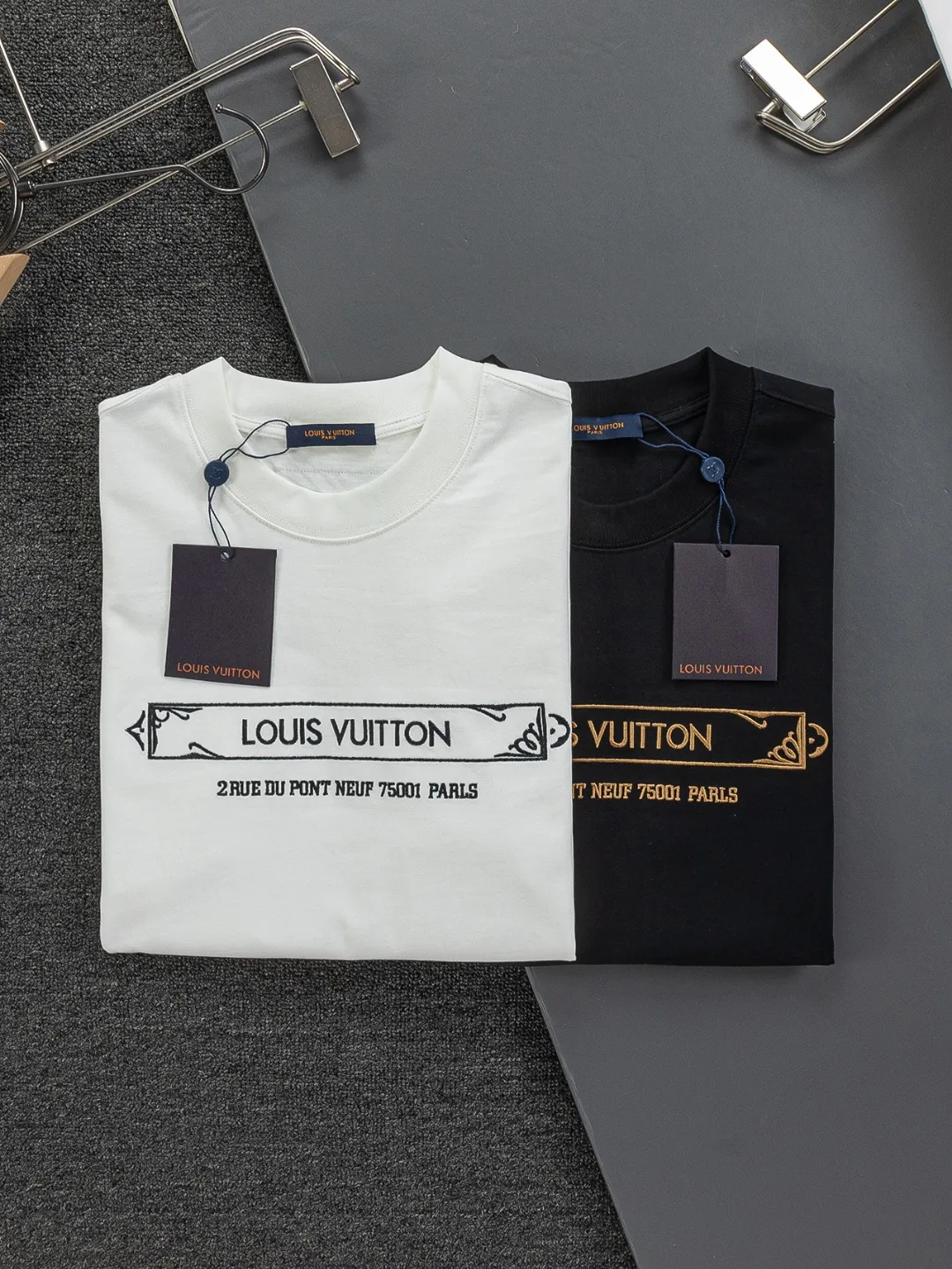 🅿️190 Louis Vuitton 1V LV lv slightly wide version S-XL LV 26ss new products are available at counters simultaneously. Multiple craftsmanship. Gold thread jacquard checkerboard letters on the chest🪡 embroidery. Round neck short-sleeved T-shirt, same style for men and women! Consigned to one-to-one creation. Synchronized with the official website, pure cotton fabrics at the counter! It is close to the skin and comfortable, durable and easy to wear. It has a classic and simple logo design and meticulous original craftsmanship. Short-sleeves, a must-have item for men, do not appear to be the same for the general public, but must be unique and eye-catching. This LV short-sleeve is all about quality, comfort, the same shape and fashion as always, including fabrics and cutting techniques. All of them have been made with great effort! 320 grams of washed pure cotton fabric, pure cotton is breathable, very refreshing and comfortable for daily wear. The rib knitting on the neckline is smooth and tight, and the neckline will not be skewed if you toss it at will. The loose version, you will find that it looks really good on the upper body. The overall is minimalist and neat, super versatile for daily use! Pair it casually with a pair of pants for a youthful look. A T-shirt will make your outfit crazy. It is a fashionable item that can never go wrong! Color: Black White Size: S-XL Size chart: S: Shoulder width 50-Bust 56-Length 70 M: Shoulder width 52-Bust 57-Length 72 L: Shoulder width 54-Bust 59-Length 74 XL: Shoulder width 56-Bust 62-Length 76